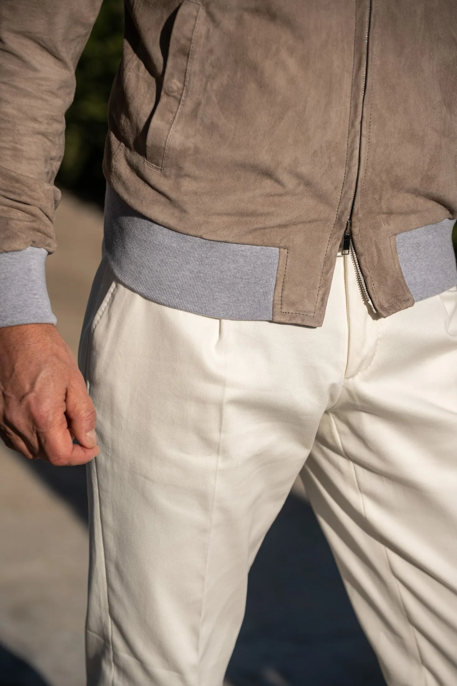 Bomber à capuche taupe en daim – Made in Italy