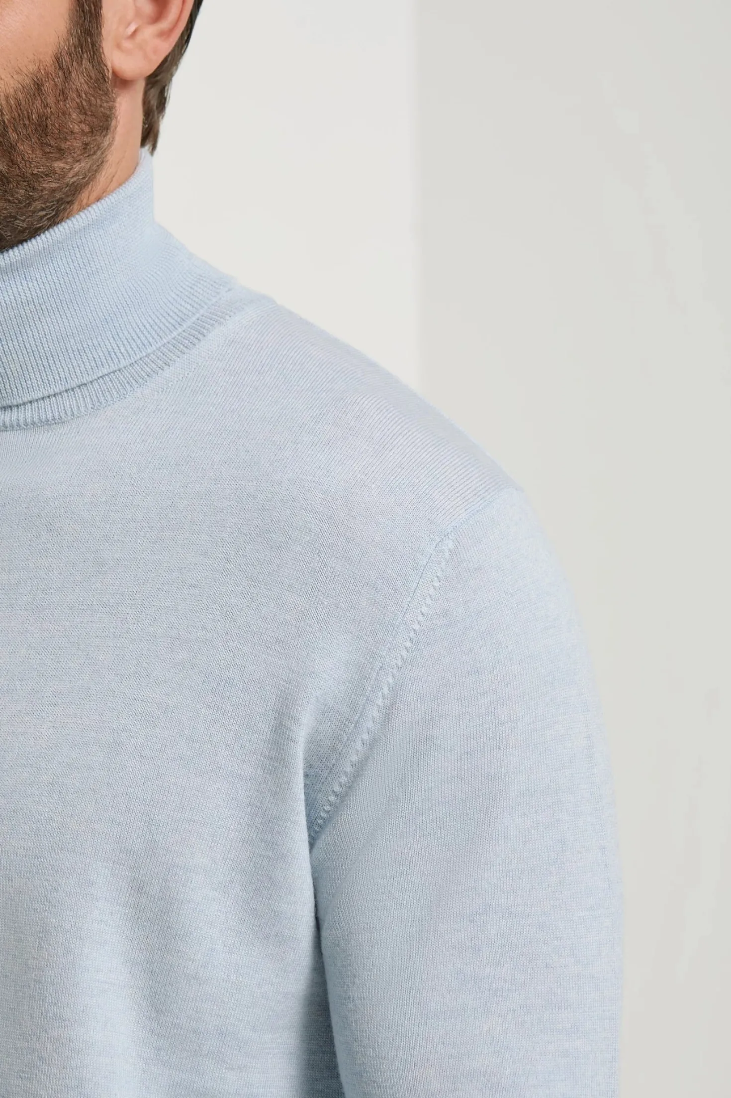 Col roulé bleu clair en mérinos – Made in Italy