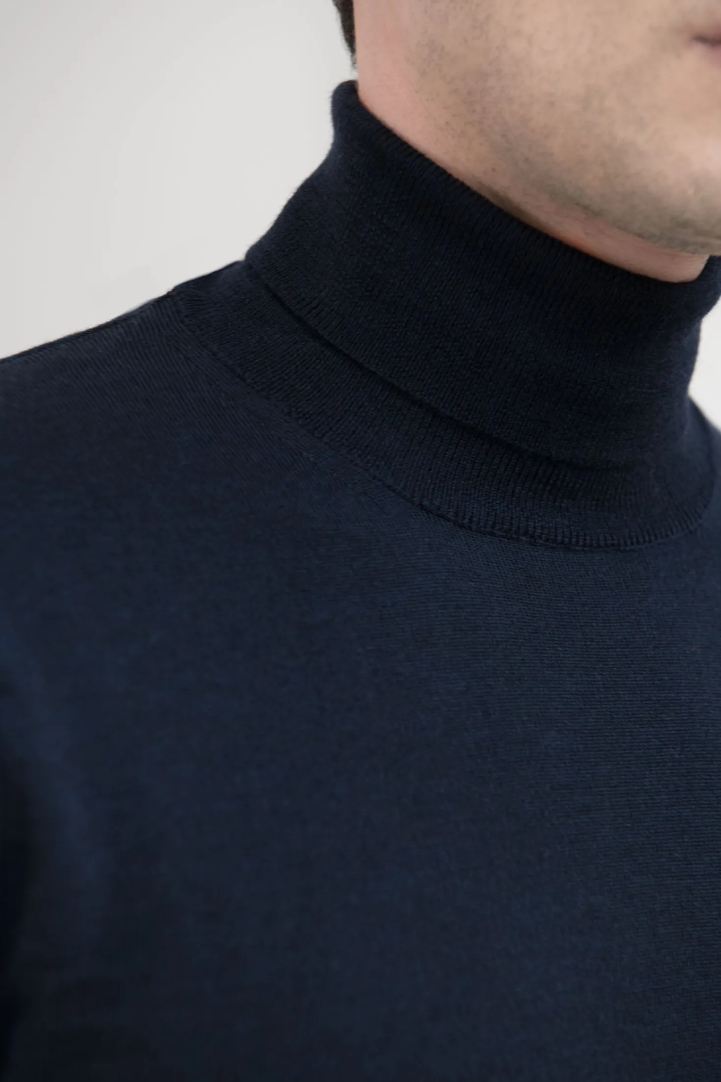 Col roulé bleu en mérinos – Made in Italy
