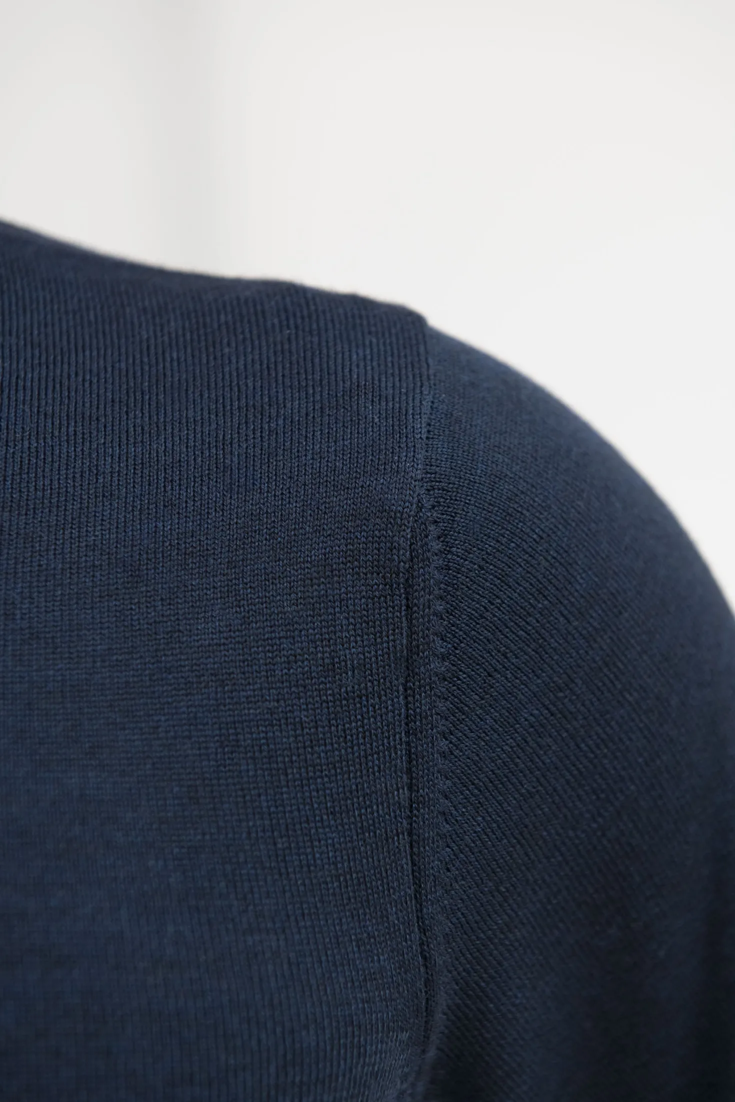 Col roulé bleu en mérinos – Made in Italy