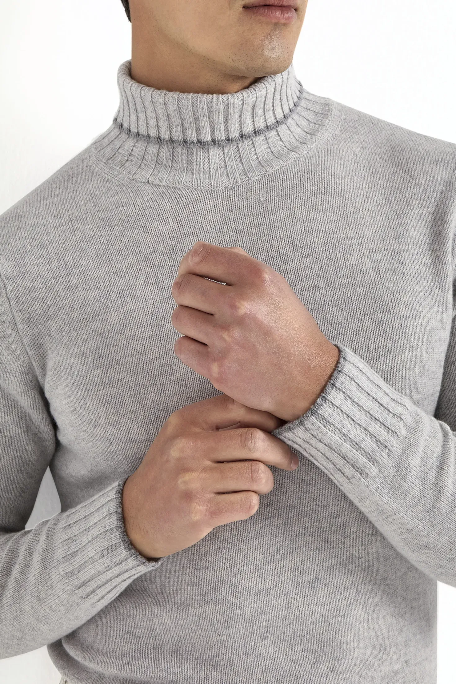 Col roulé gris clair avec détail au col – Made in Italy