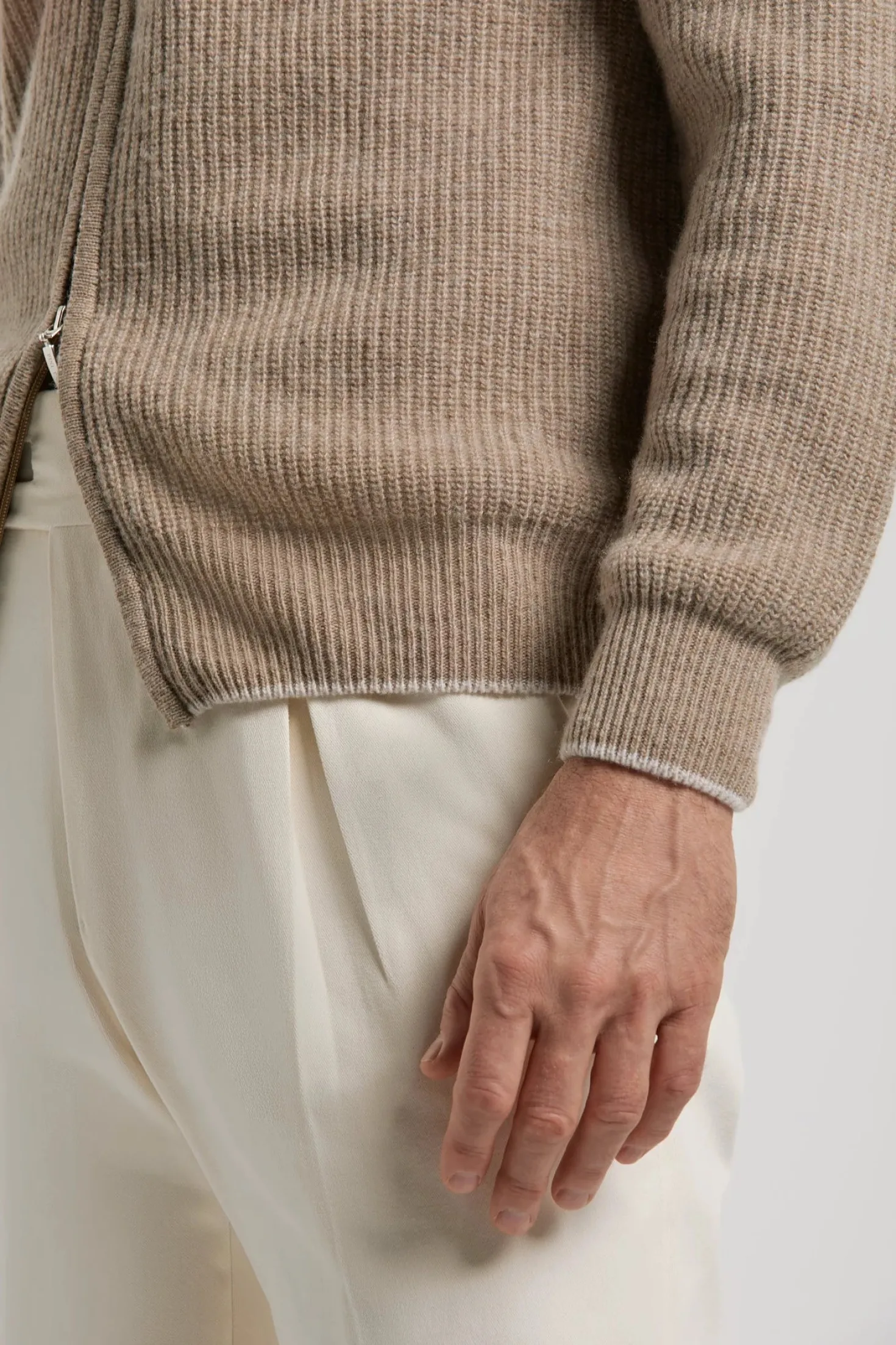 Gilet zippé taupe en mélange de cachemire côtelé – Made in Italy