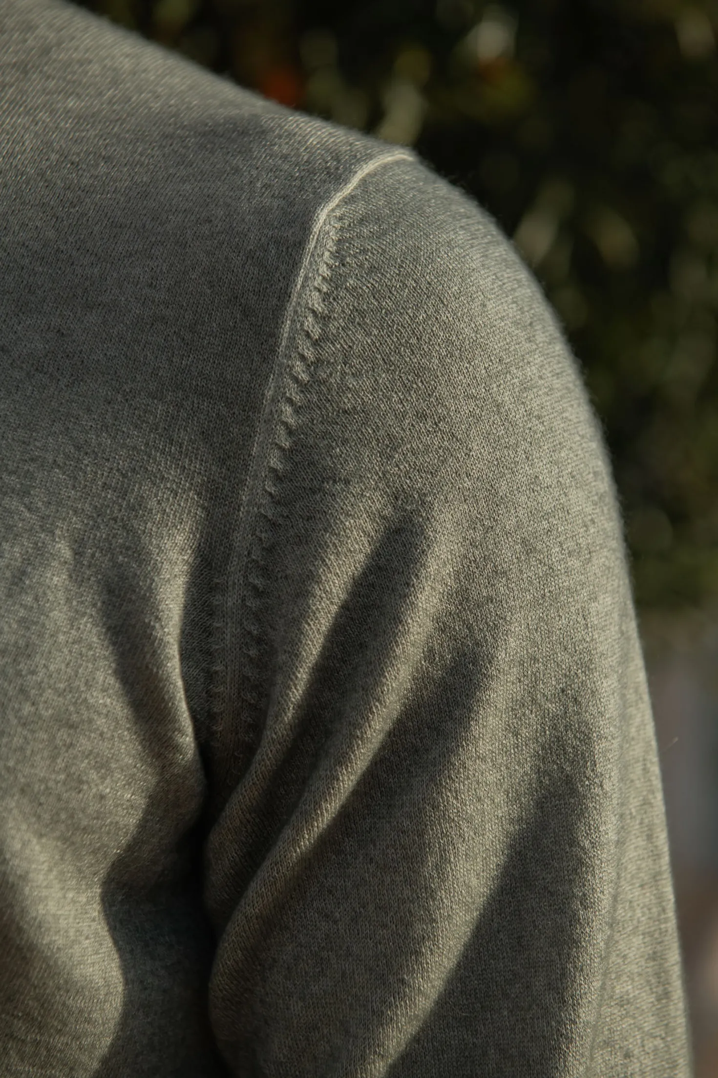 Pull col rond en cachemire ultraléger vert – Made in Italy