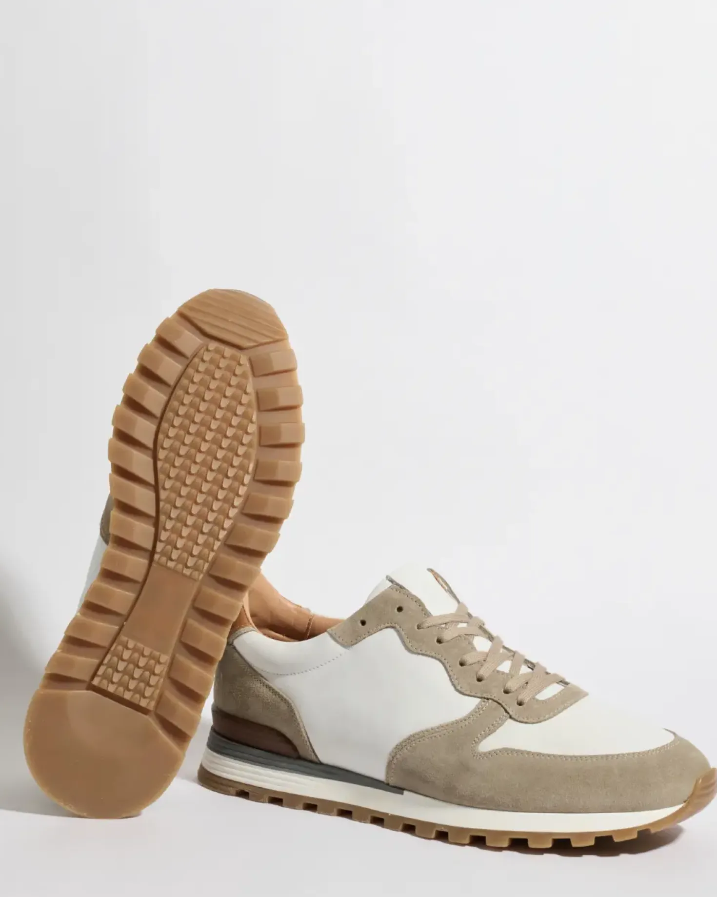 Runners en nubuck et daim taupe et blanc - Made in Italy
