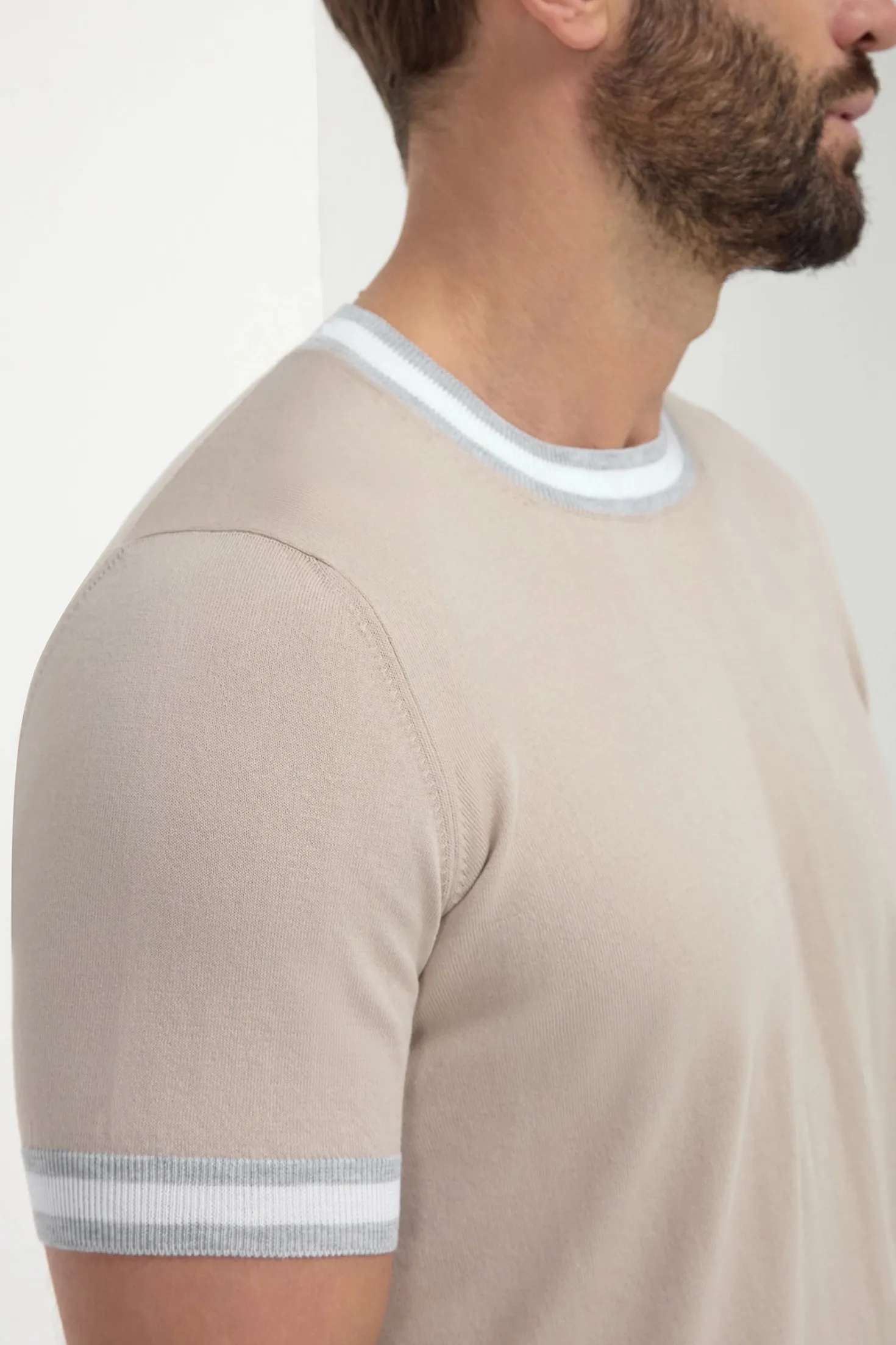 T-shirt en maille beige avec détail de col rayé - Made in Italy